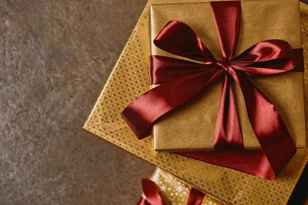 Blick von oben auf Weihnachtsgeschenkboxen auf dem Boden im Zimmer — Stockfoto