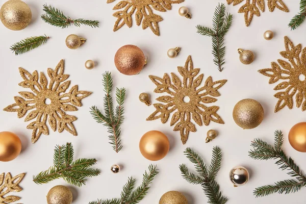 Vista superior de la decoración de Navidad de oro aislado en blanco — Stock Photo
