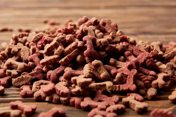 Fuoco selettivo di pila di cibo per cani su tavolo di legno — Foto stock