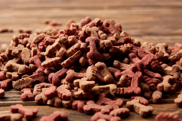 Foco selectivo de pila de comida para perros en mesa de madera - foto de stock