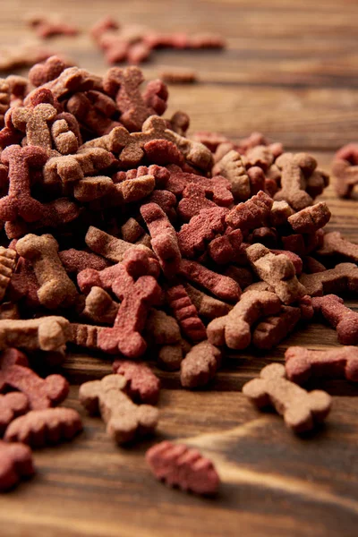 Foyer sélectif de pile de nourriture pour chien sur la table en bois — Photo de stock