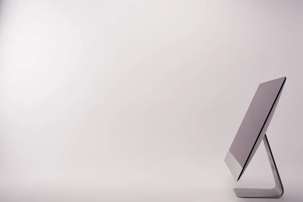 Вид сбоку компьютера с Blank-экраном на белой, черной концепции пятницы — стоковое фото