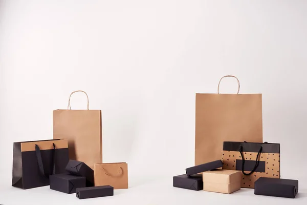 Vários sacos de compras e caixas na superfície branca, conceito de sexta-feira preta — Fotografia de Stock