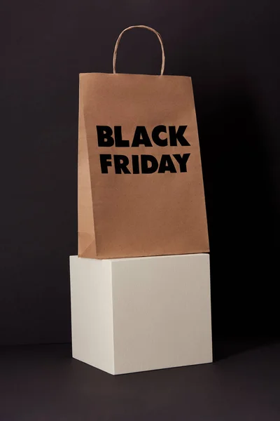 Bolso Cabás viernes negro en cubo sobre superficie negra - foto de stock