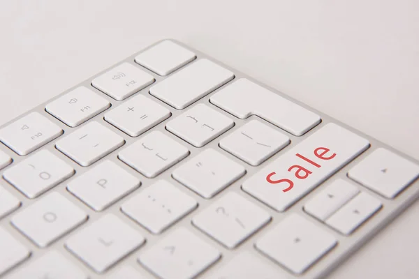 Tiro close-up do teclado do computador com botão preto sexta-feira isolado no branco — Fotografia de Stock