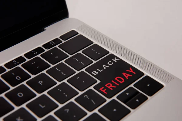 Primer plano de teclado portátil con botón de viernes negro aislado en blanco - foto de stock