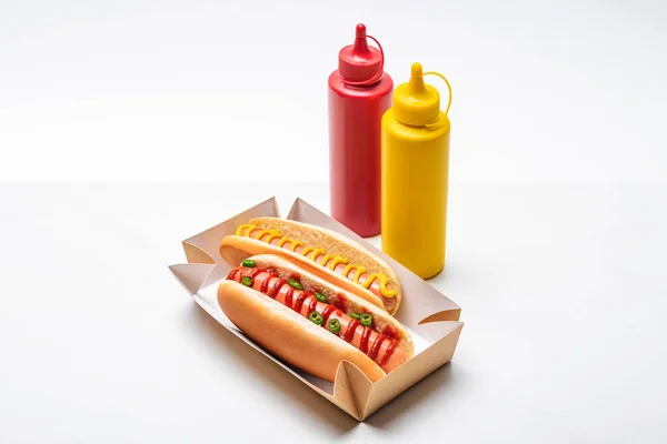 Primer plano de deliciosos hot dogs con mostaza y ketchup en blanco — Stock Photo