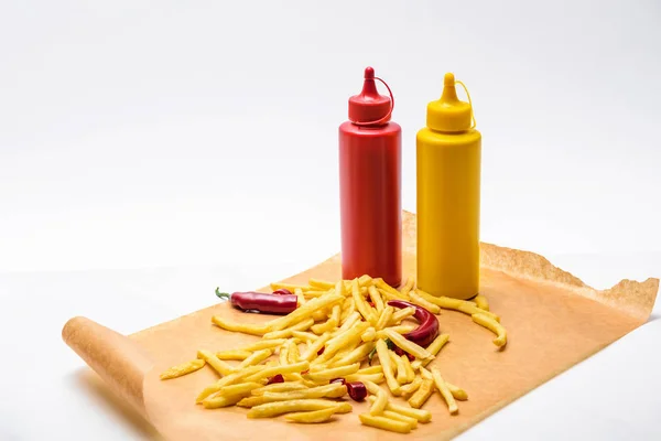 Крупный план вкусной картошки фри с перцем, кетчупом и горчицей на белом — стоковое фото