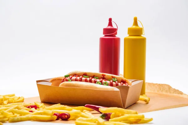 Tiro close-up de cachorro-quente com batatas fritas na superfície branca — Fotografia de Stock