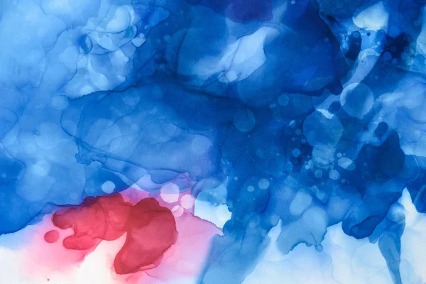 Spruzzi blu scuro, rossi e viola di inchiostri alcolici come sfondo astratto — Foto stock