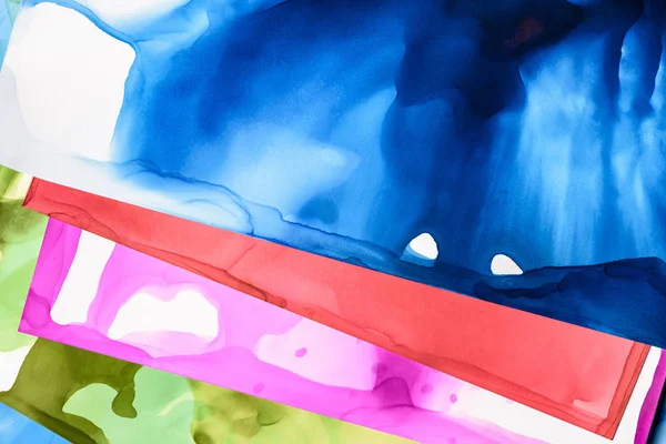 Éclaboussures bleues, vertes, rouges et violettes d'encres alcoolisées comme fond abstrait — Photo de stock