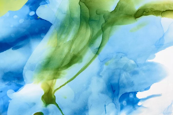 Salpicaduras verdes y azules de tintas de alcohol como telón de fondo abstracto — Stock Photo