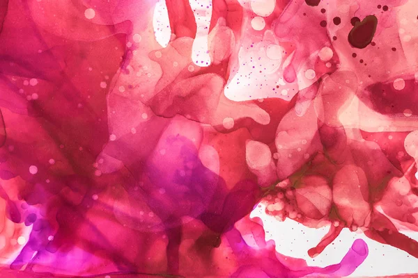Belles éclaboussures violettes et rouges d'encres alcoolisées comme fond abstrait — Photo de stock