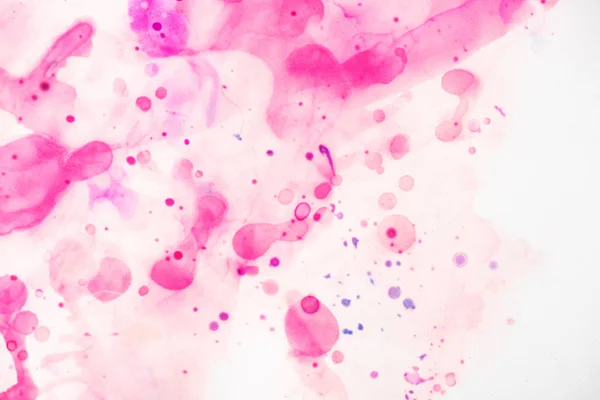 Salpicaduras violetas y beige de tintas de alcohol sobre blanco como fondo abstracto - foto de stock