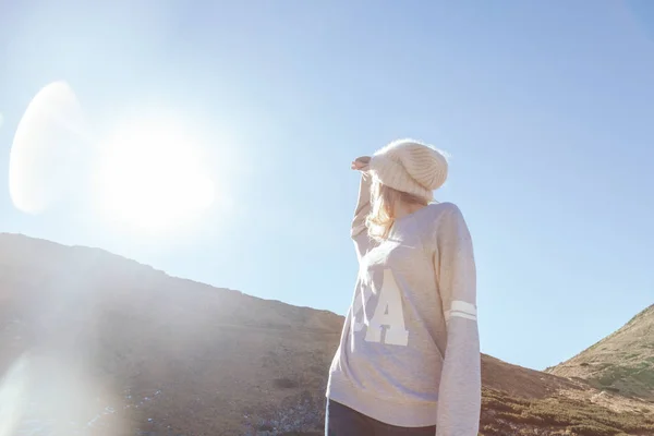 Bottom view of woman looking at mountain under sunlight, Carpathians, Ukraine — Stock Photo