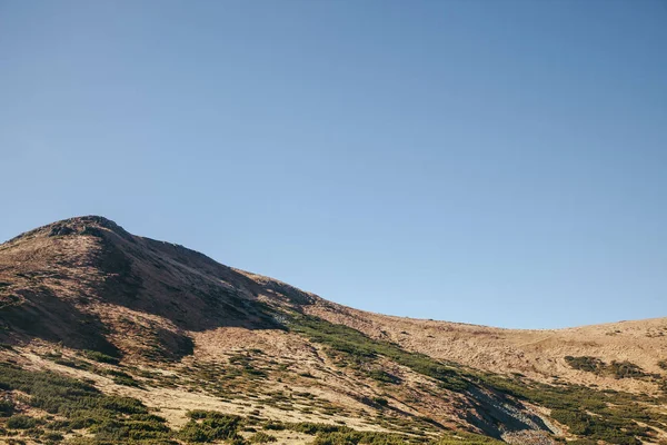 Мальовничий вид на красиві гірські під Синє небо, Карпати, Україна — стокове фото