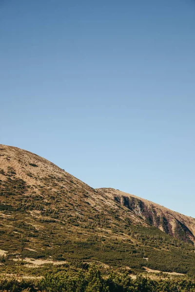 Hermosa montaña bajo el cielo azul, Cárpatos, Ucrania - foto de stock