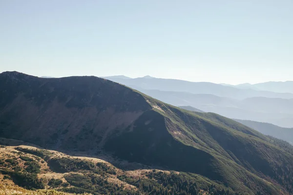 Panoramiche colline paesaggio sotto il cielo blu, Carpazi, Ucraina — Foto stock