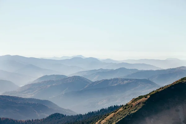 Vue aérienne de beaux paysages de montagnes brumeuses, Carpates, Ukraine — Photo de stock