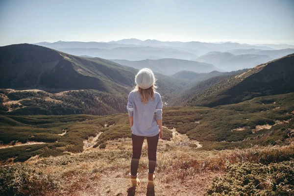 Vista trasera del viajero femenino mirando hermosas montañas en el día soleado, Cárpatos, Ucrania - foto de stock