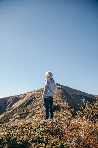 Rückansicht der Frau mit Blick auf schöne Berge an sonnigen Tagen, Karpaten, Ukraine — Stockfoto