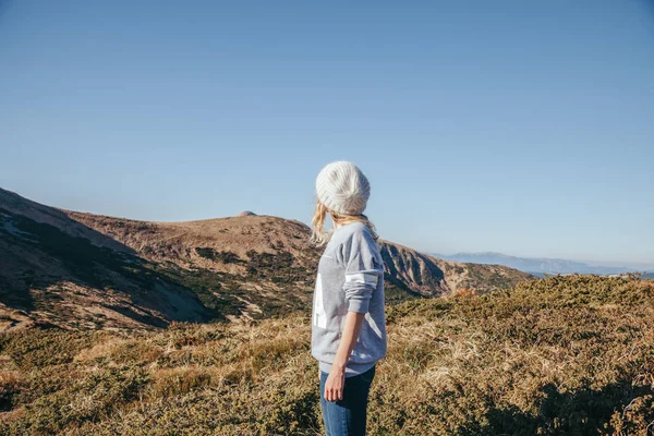 Frau mit Blick auf schöne Berge an sonnigen Tagen, Karpaten, Ukraine — Stockfoto