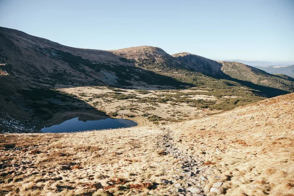 Scenico lago Nesamovyte nelle montagne dei Carpazi, Ucraina — Foto stock