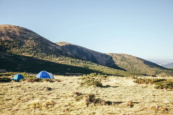 Camping tentes dans de belles montagnes sous le ciel bleu, Carpates, Ukraine — Photo de stock