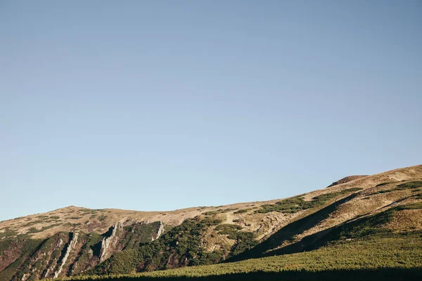 Beautiful mountains landscape under clear sky, Carpathians, Ukraine — Stock Photo