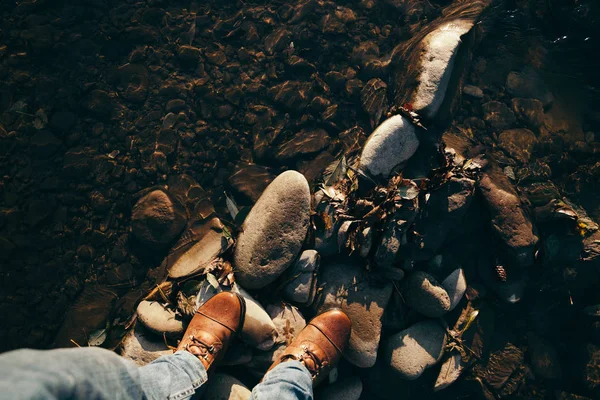 Ritagliato colpo di donna in piedi su ciottoli nel fiume di montagna, Carpazi, Ucraina — Foto stock