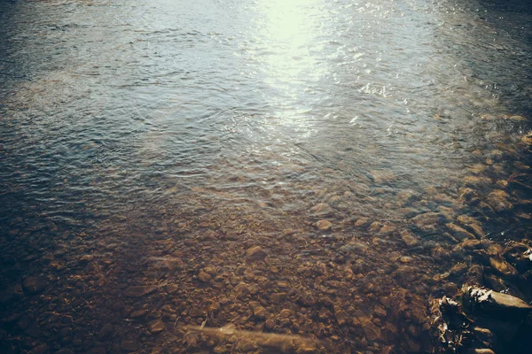 Primo piano di bella acqua trasparente nel fiume di montagna, Carpazi, Ucraina — Foto stock