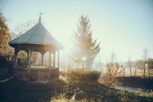 Belle alcôve dans le jardin le matin ensoleillé à Vorokhta, Carpates, Ukraine — Photo de stock
