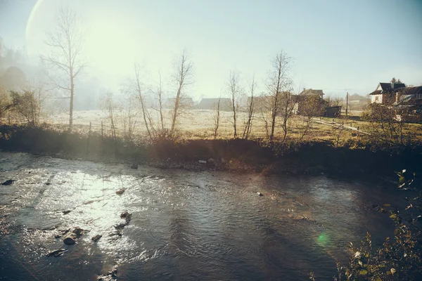 Panoramica del fiume nella città Vorokhta la mattina di sole, Carpazi, Ucraina — Foto stock