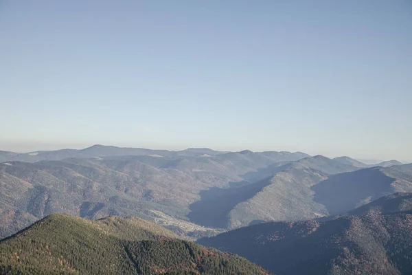 Paysage de montagnes verdoyantes, Carpates, Ukraine — Photo de stock