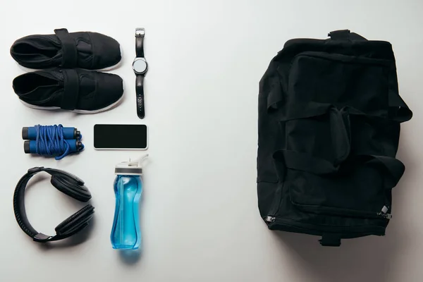 Vue de dessus de sac de sport et d'équipement de gymnastique isolé sur blanc — Photo de stock