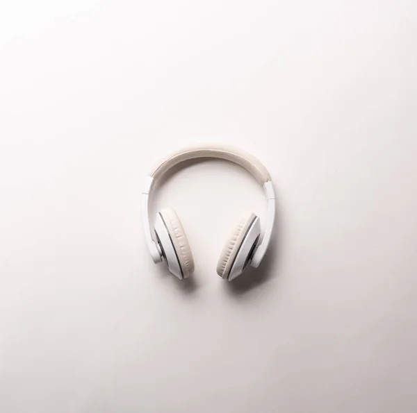 Vista desde arriba de auriculares aislados en blanco, concepto minimalista - foto de stock