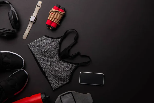 Flat lay with arranged set of gym equipment isolated on black — Stock Photo