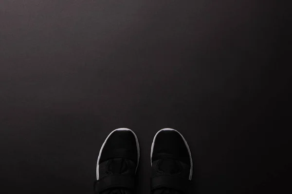 Vista superior de zapatos deportivos aislados en negro, concepto minimalista - foto de stock