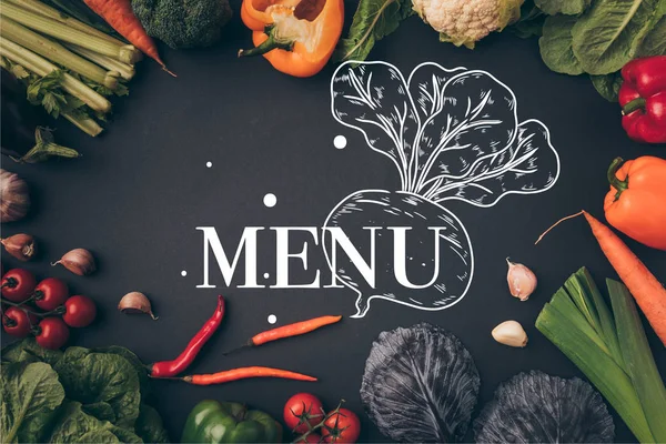 Vue du dessus des légumes mûrs sur table grise, lettrage menu — Photo de stock