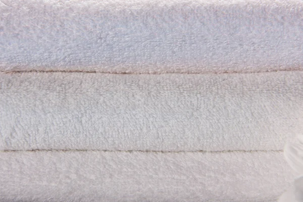 Vue plein cadre des serviettes douces blanches propres empilées — Photo de stock