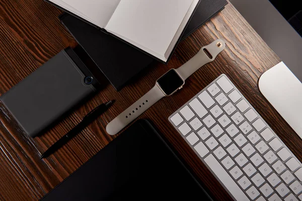 Draufsicht auf Designerarbeitsplatz mit verschiedenen Gadgets auf Holztisch — Stockfoto