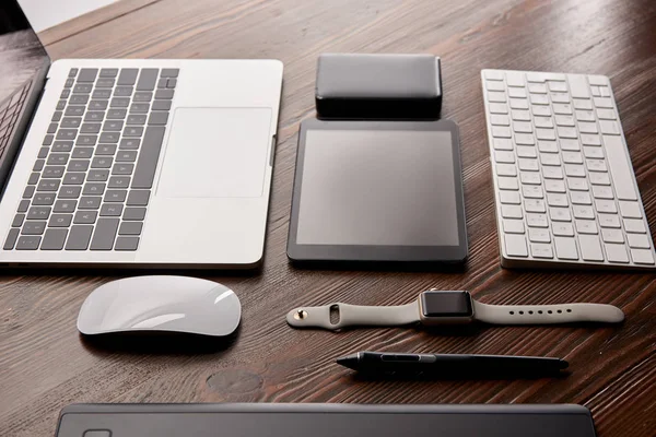 Assemblé divers gadgets modernes sur table en bois — Photo de stock