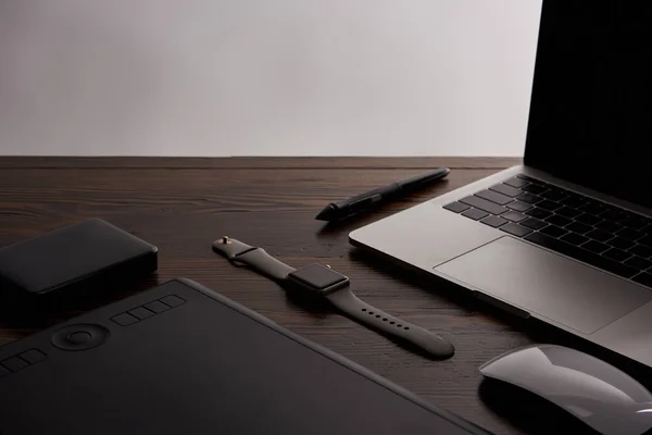 Close-up shot of retoucher gadgets on wooden table — Stock Photo