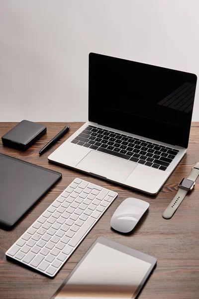 Laptop mit anderen verschiedenen Gadgets am Arbeitsplatz des Grafikdesigners — Stockfoto