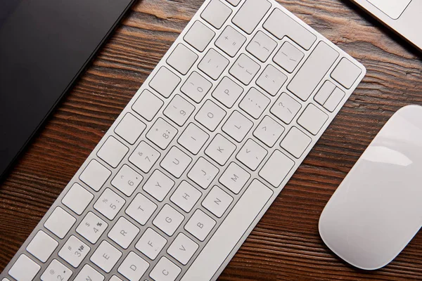 Вид зверху ноутбука з бездротовою клавіатурою та графічним планшетом на робочому місці графічного дизайнера — стокове фото