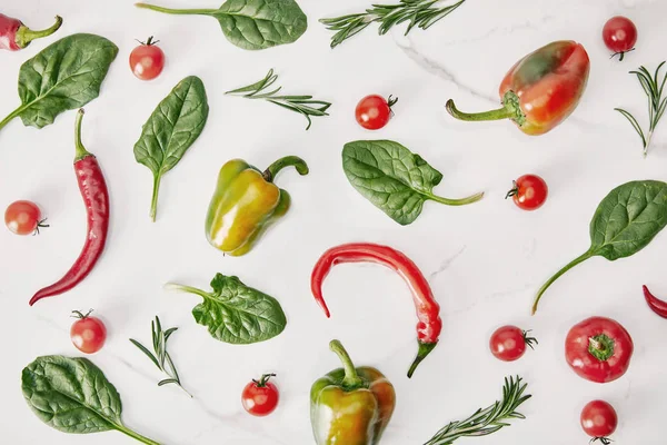 Colorido plano con varias hierbas y verduras sobre fondo blanco - foto de stock