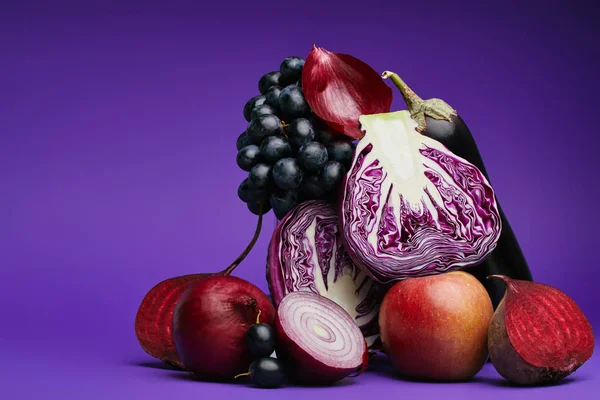Repollo en rodajas, cebollas, remolacha, uvas, manzana y berenjena o violeta - foto de stock