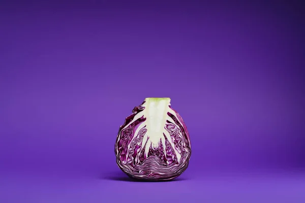 Vue rapprochée du chou violet tranché bio frais et mûr sur fond violet — Photo de stock