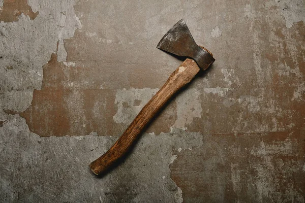 Top view of vintage rusty axe on old surface — Stock Photo