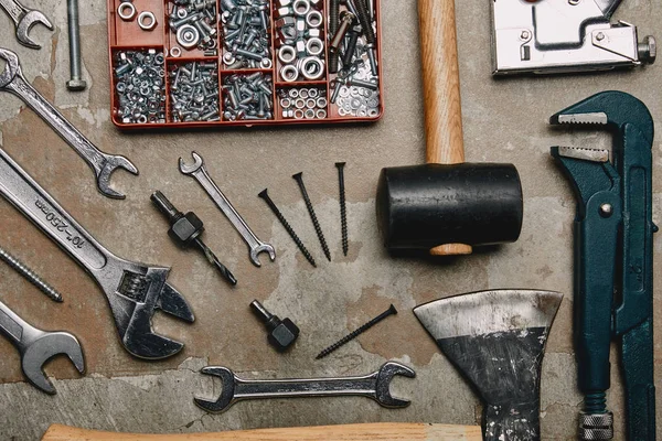 Posa piatta con set di strumenti di falegnameria su sfondo vecchio — Foto stock
